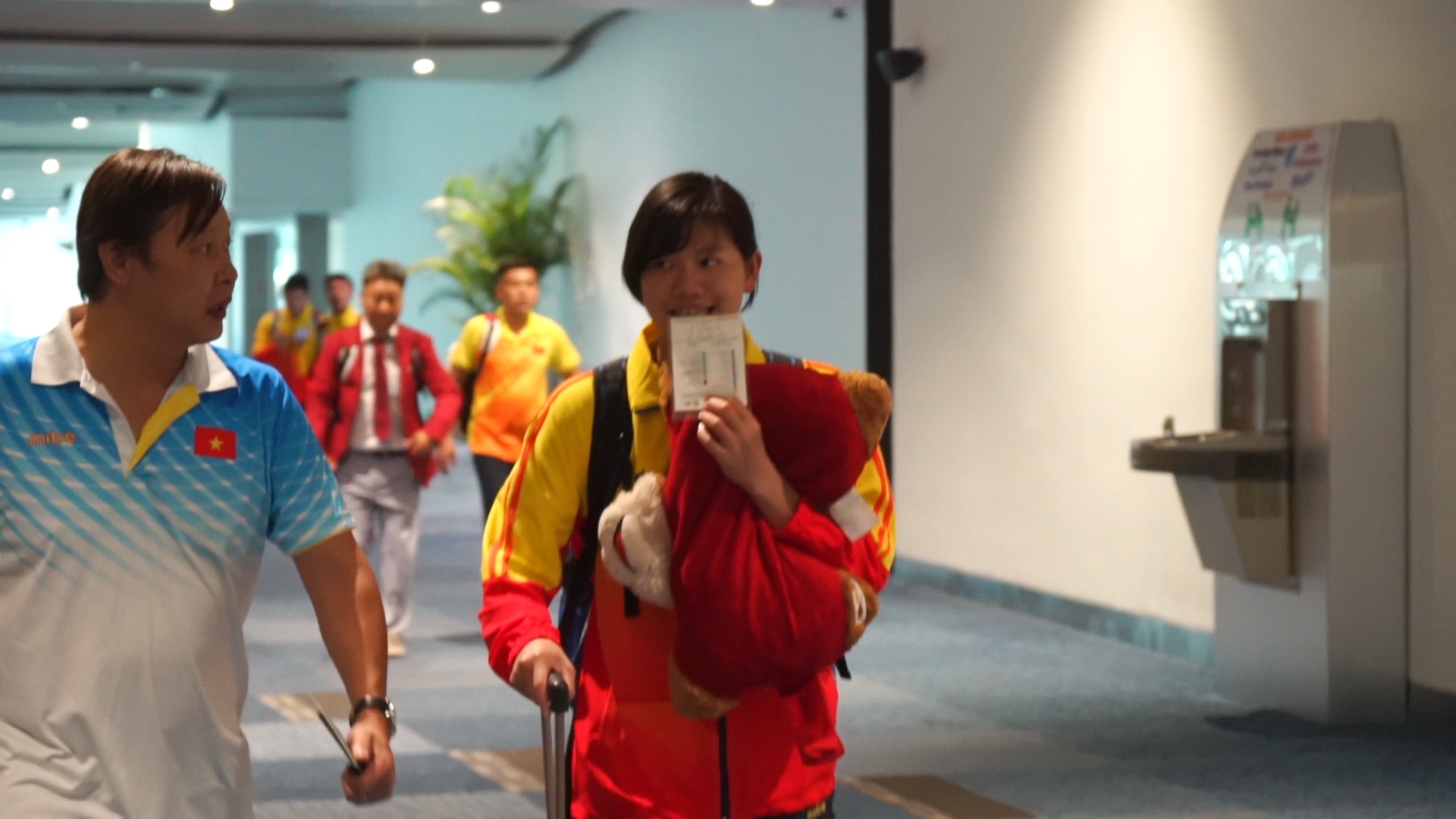 Anh Vien dua nghich cung dong doi ngay sau khi toi Jakarta hinh anh