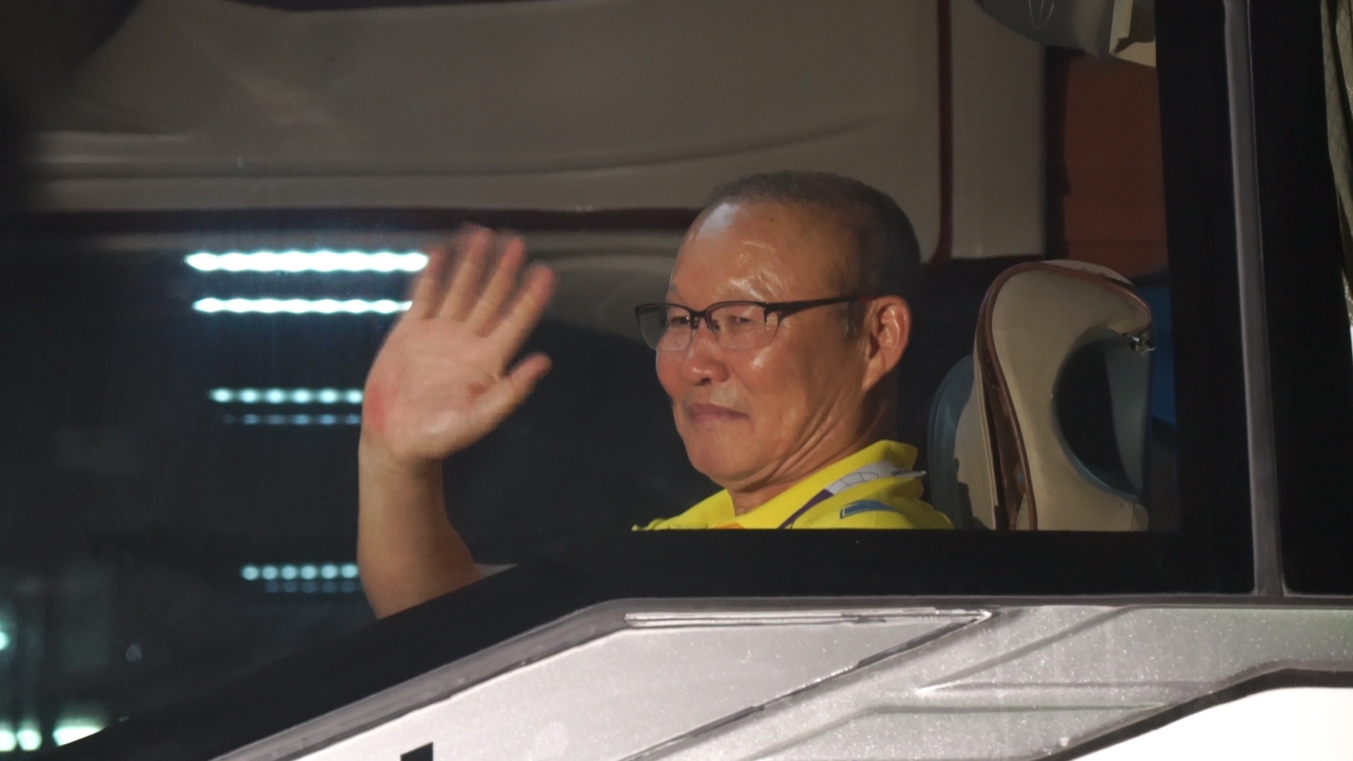 HLV Park Hang-seo cuoi tuoi khi len xe sau tran thang Nepal hinh anh