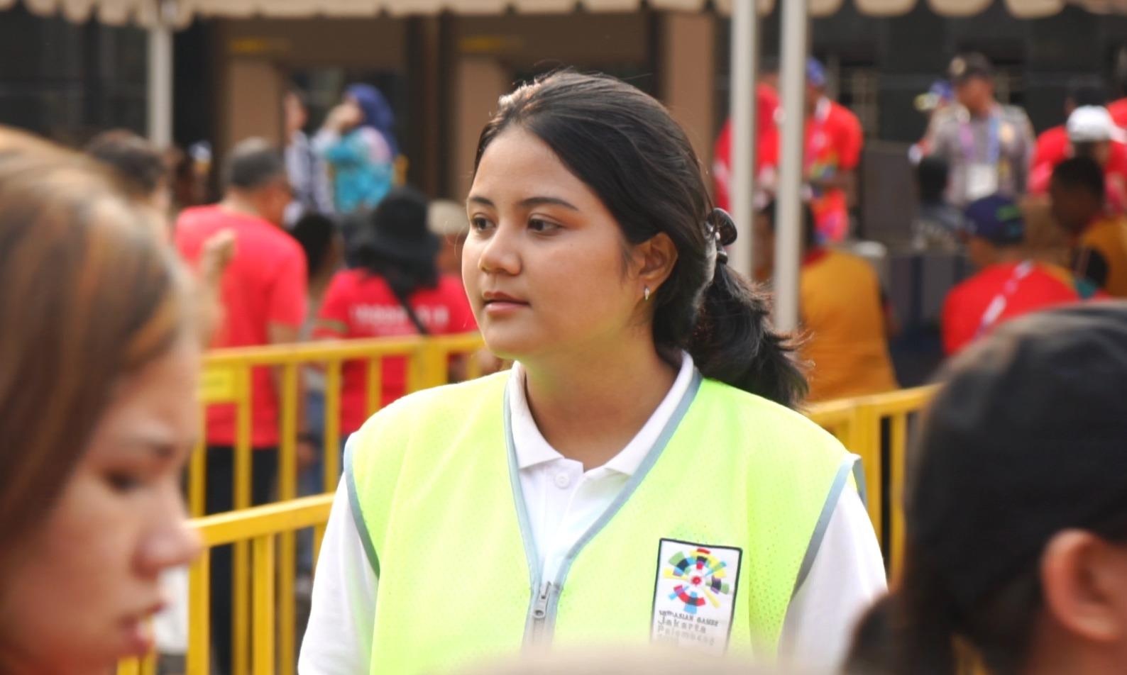 Nu tinh nguyen vien xinh dep ho tro du khach truoc le khai mac ASIAD hinh anh