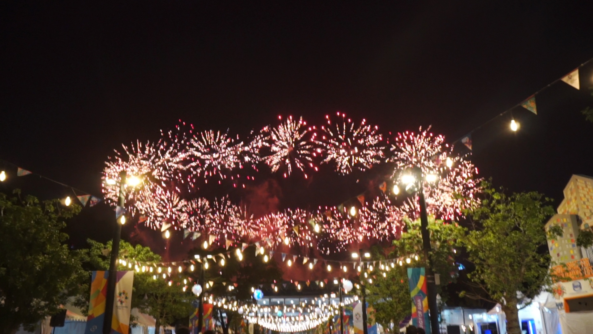 Phao hoa ruc sang bau troi Jakarta trong dem khai mac ASIAD 18 hinh anh