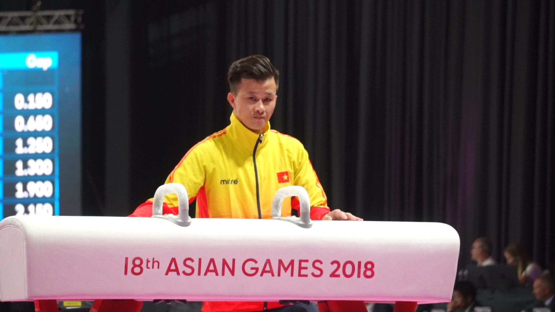 HLV Truong Minh Sang can than kiem tra ngua tay quay cho VDV hinh anh