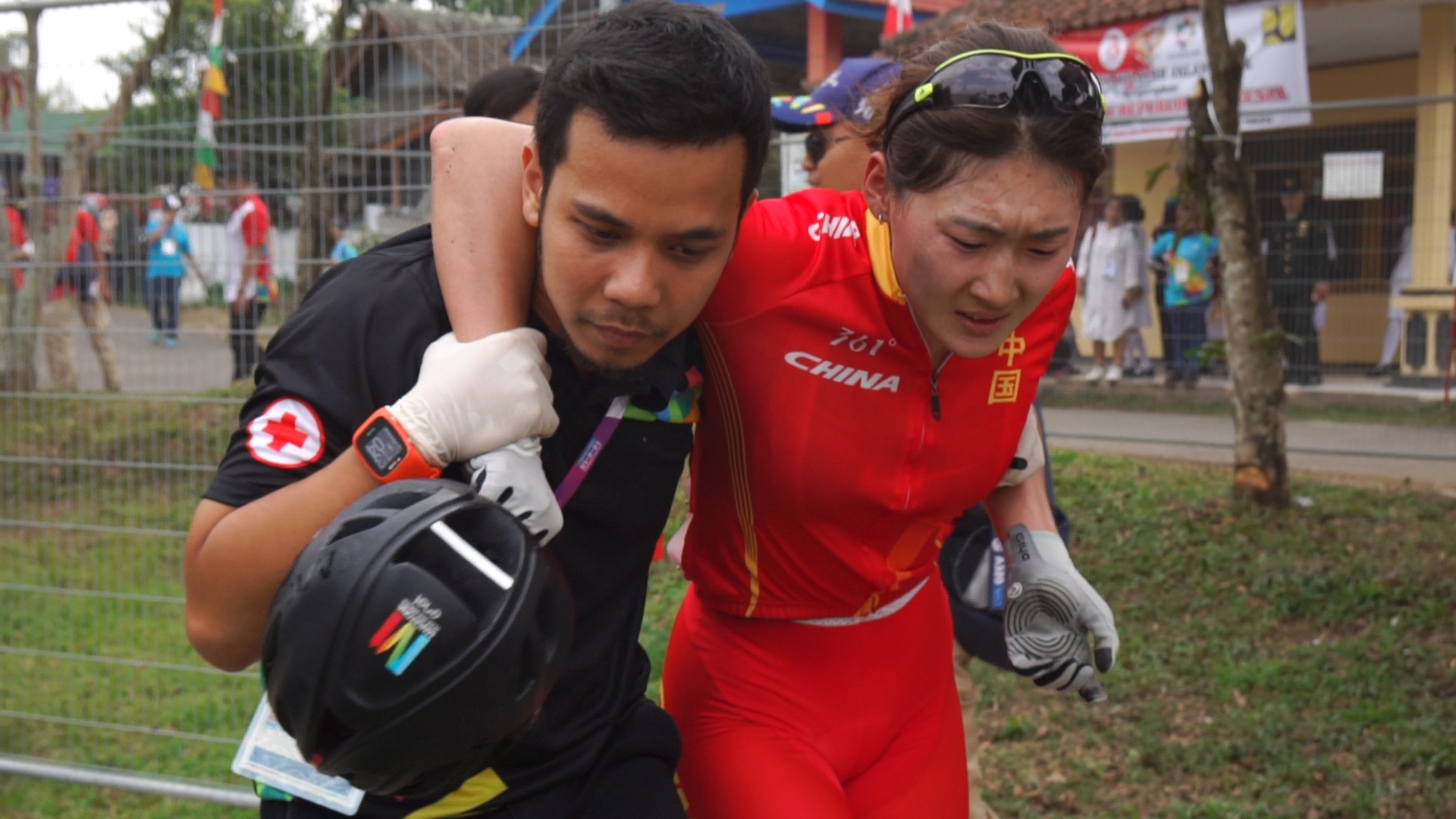 VDV xe dap Trung Quoc non khan, kiet suc sau chang dua dai 104 km hinh anh