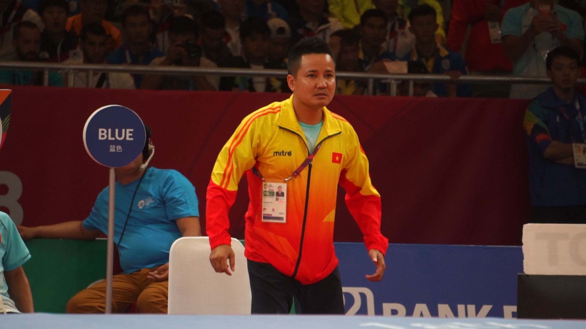 HLV Phan Quoc Vinh ho het, chi dao hoc tro thi dau quyet liet hinh anh