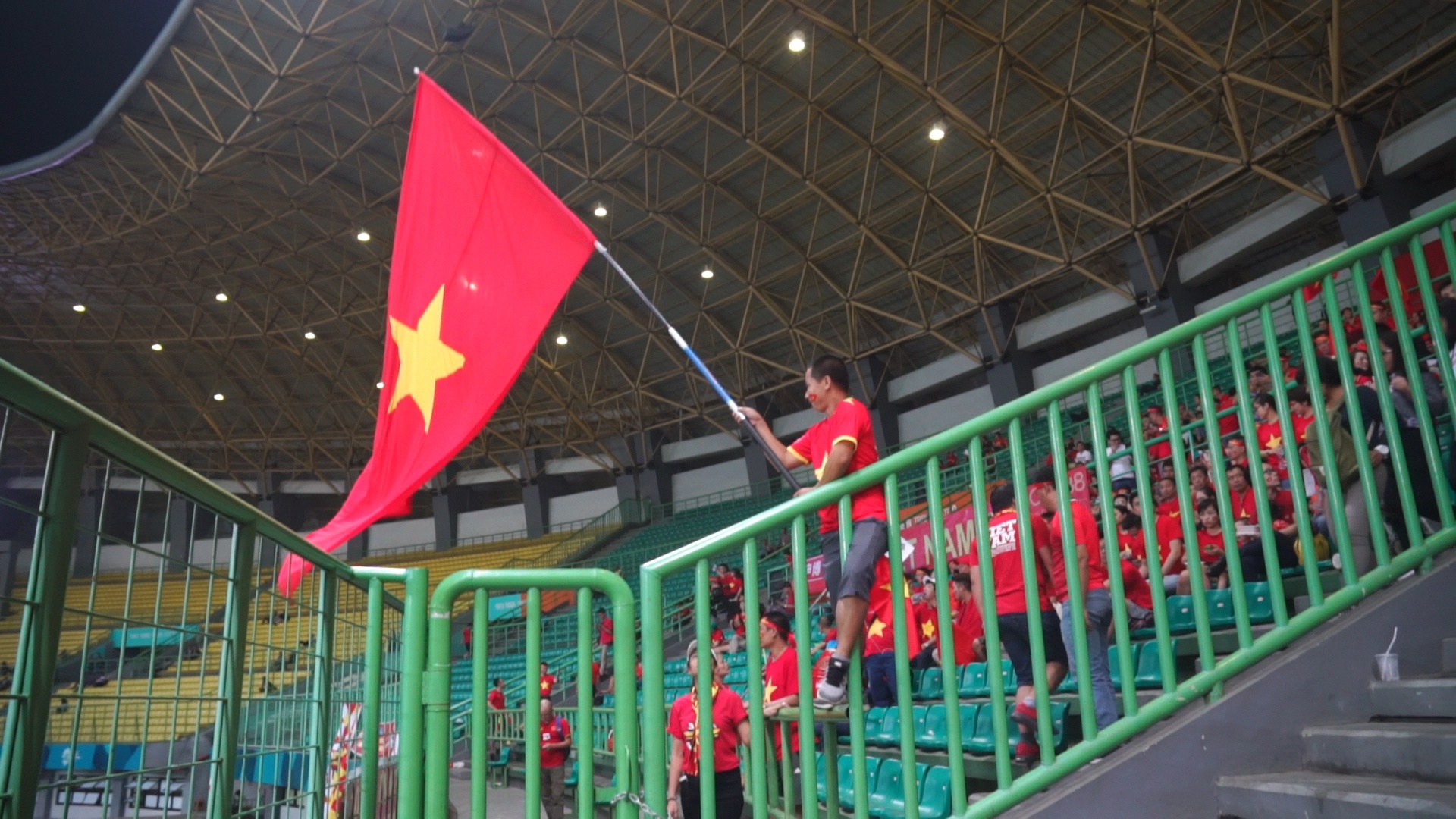 Co dong vien treo rao, vay co co vu Olympic Viet Nam hinh anh