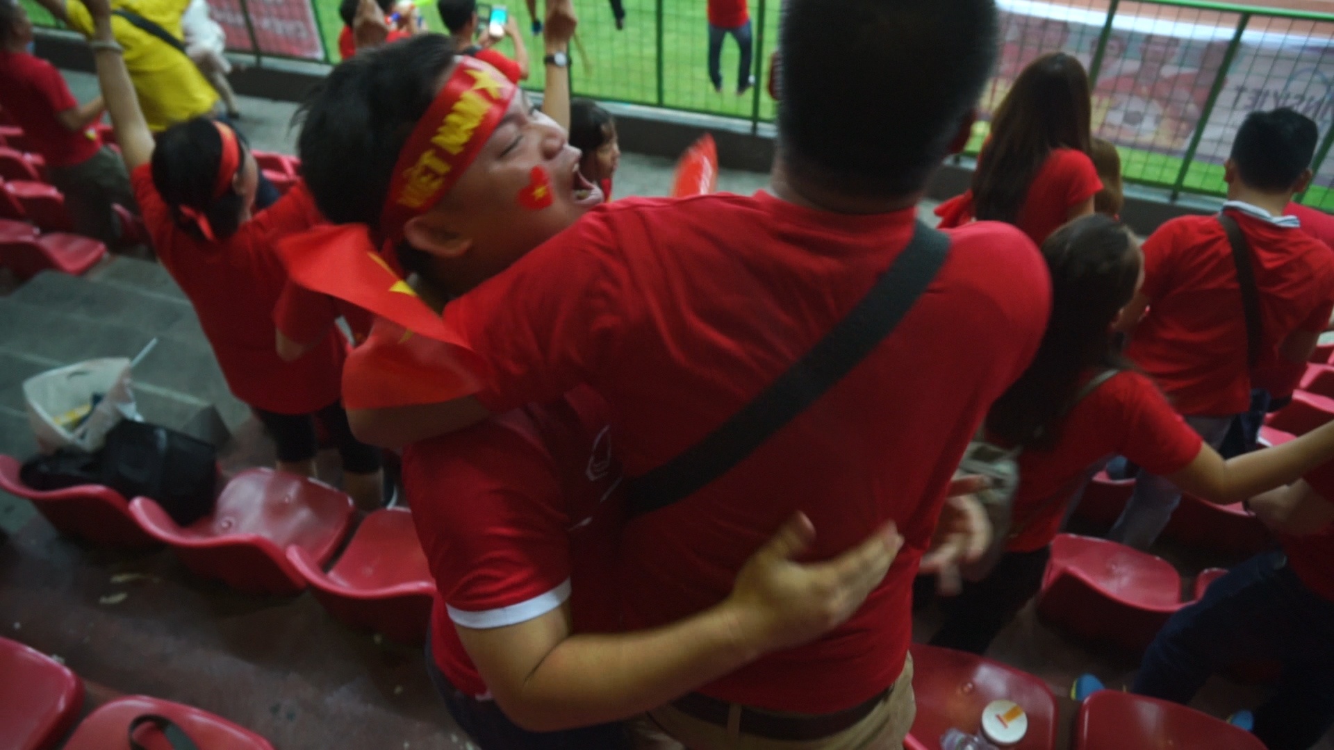 Co dong vien om nhau, coi tran sau ban thang cua Van Toan hinh anh