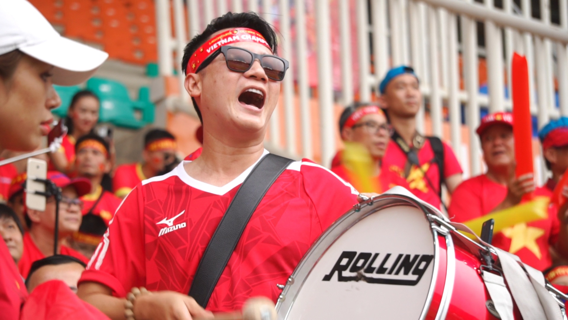 Ca si Hoang Bach danh trong tren khan dai co vu Olympic Viet Nam hinh anh