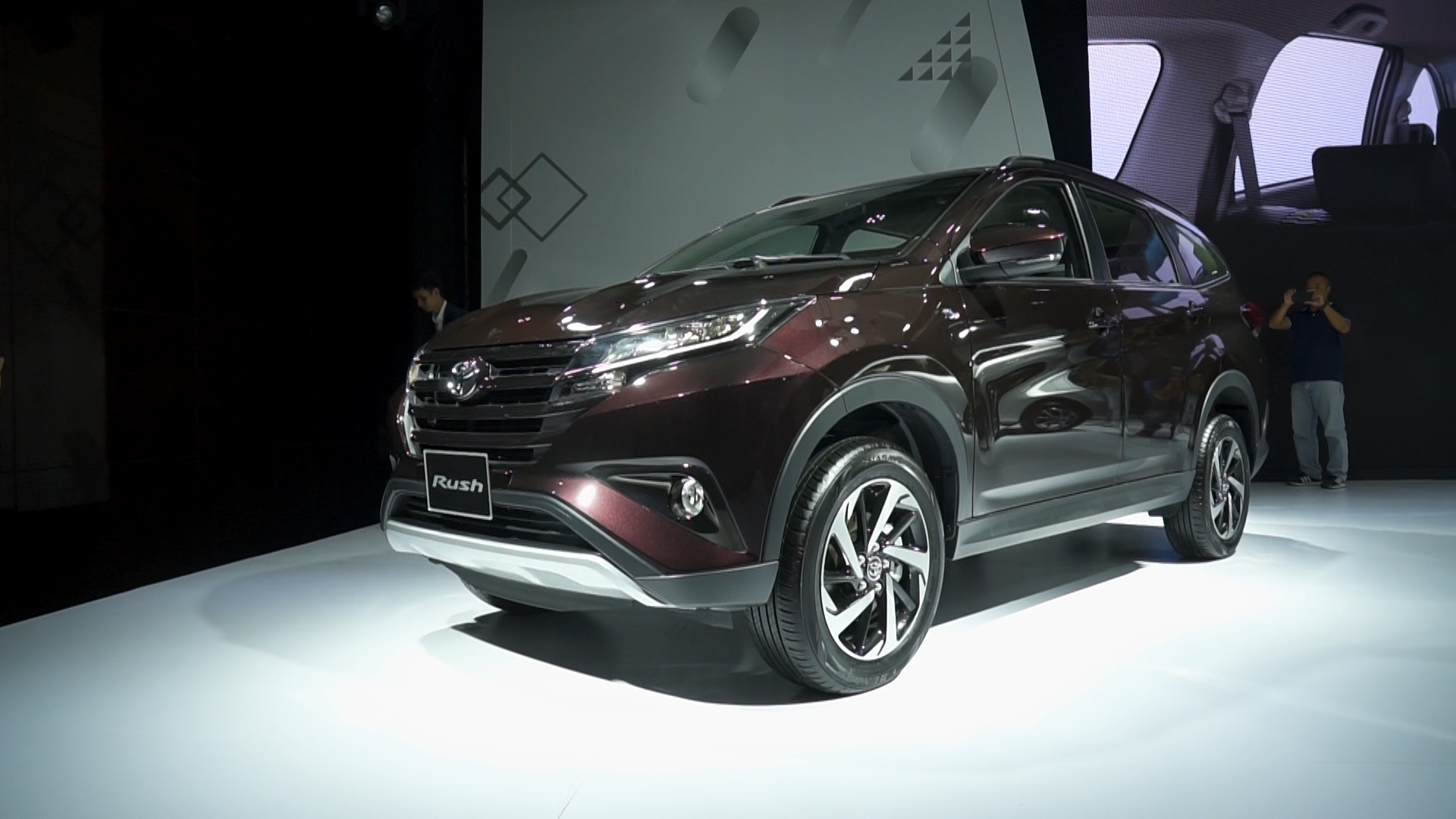 Danh gia nhanh Toyota Rush, doi thu truc tiep cua Mitsubishi Xpander hinh anh