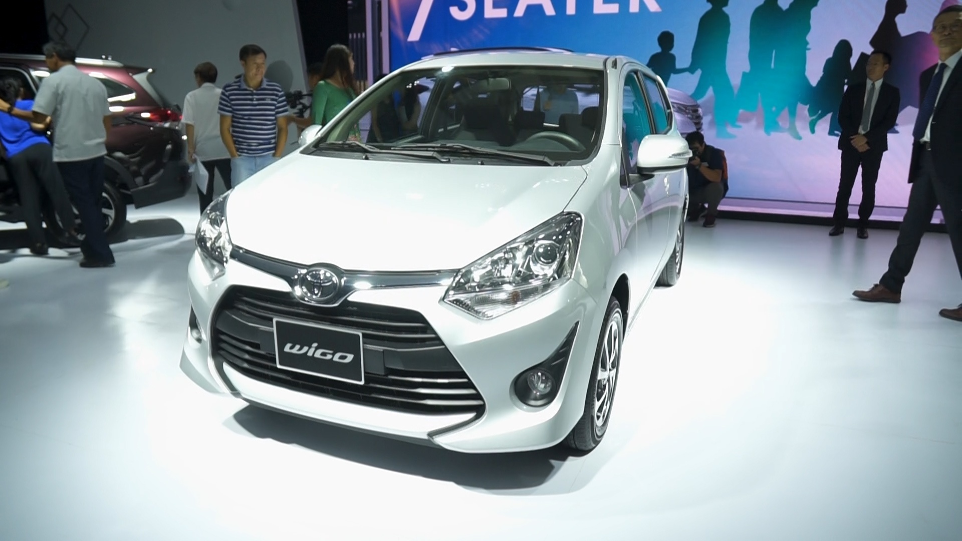 Video chi tiet Toyota Wigo - doi thu Hyundai Grand i10 hinh anh