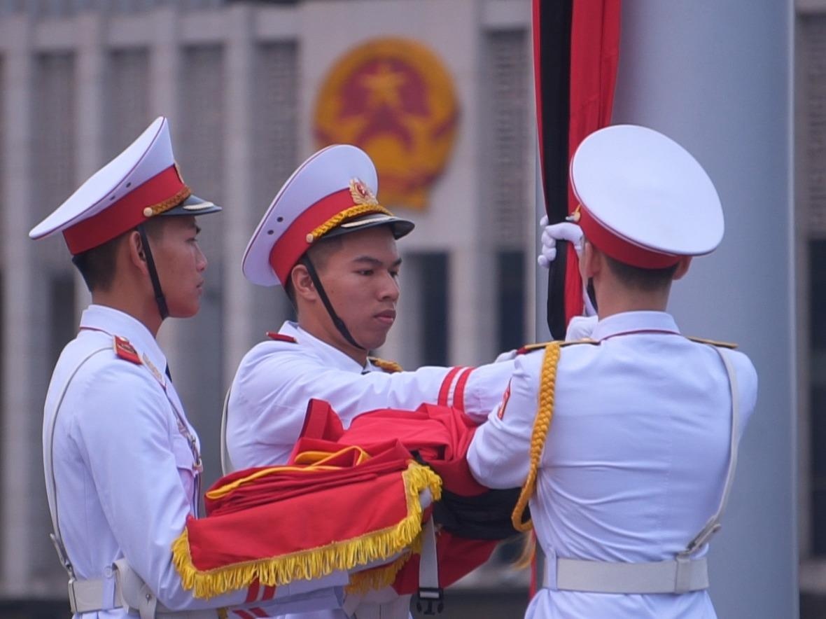 Co to quoc treo ru truoc lang Chu tich Ho Chi Minh ngay quoc tang hinh anh