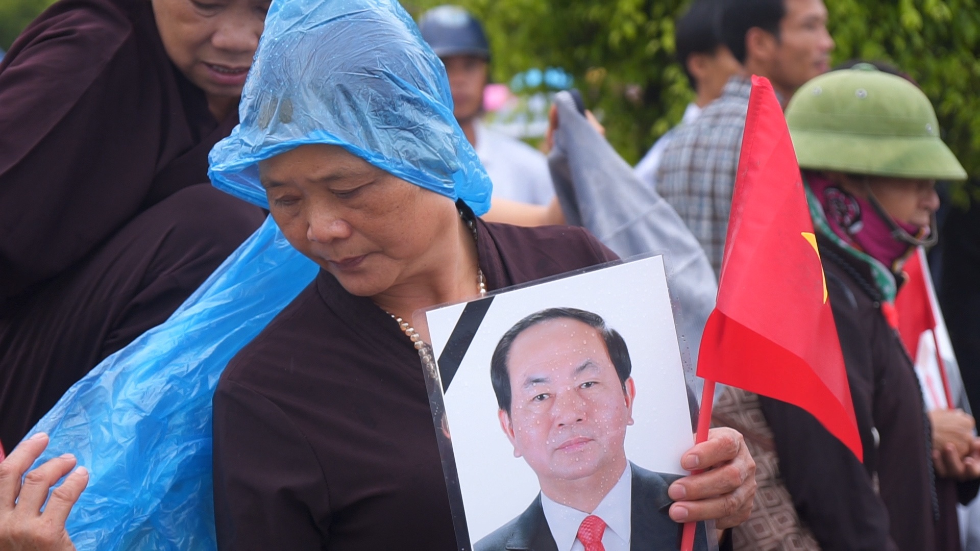 Nguoi dan doi mua cho don linh cuu Chu tich nuoc tai que nha hinh anh