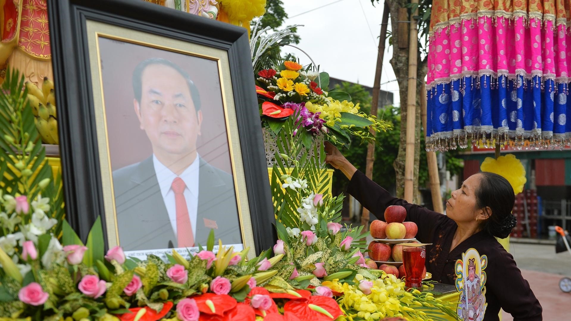 Nguoi Ninh Binh lap ban tho ben duong don linh cuu Chu tich nuoc hinh anh
