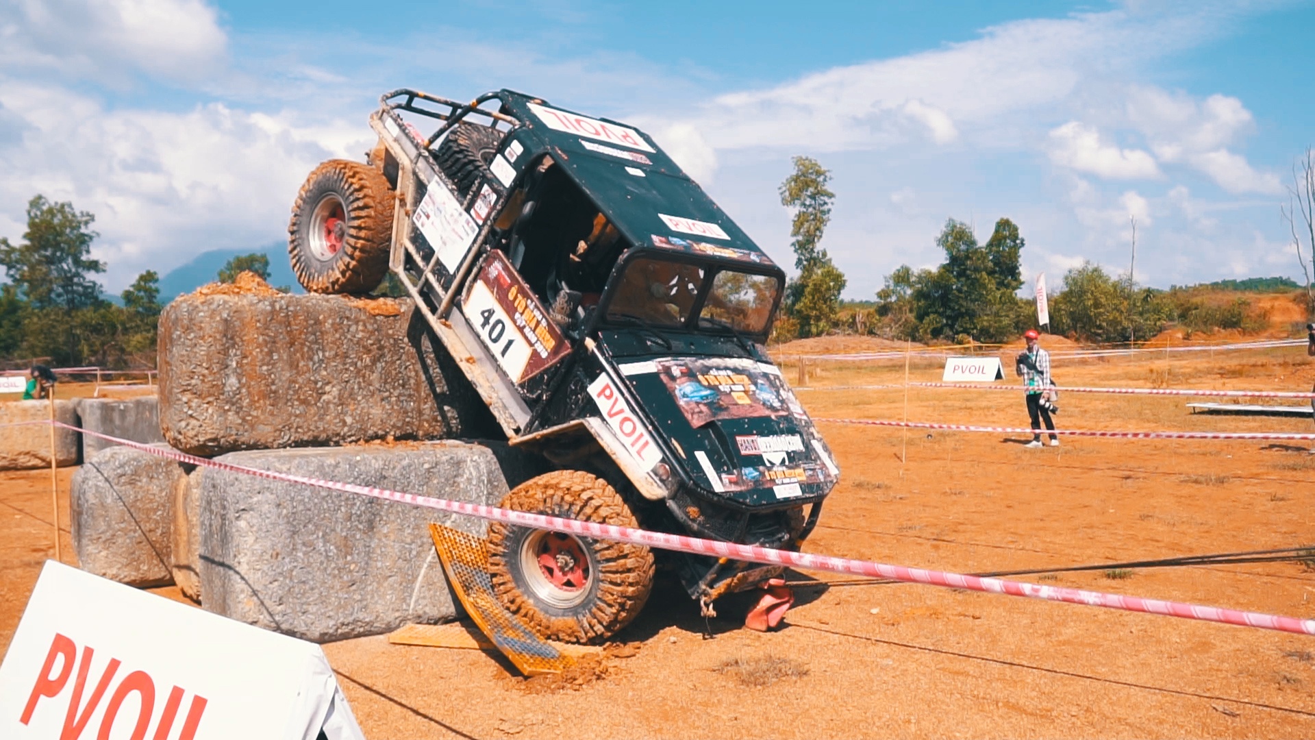 Xe do loi bun, leo qua khoi da cao 2 m tai VOC 2018 hinh anh