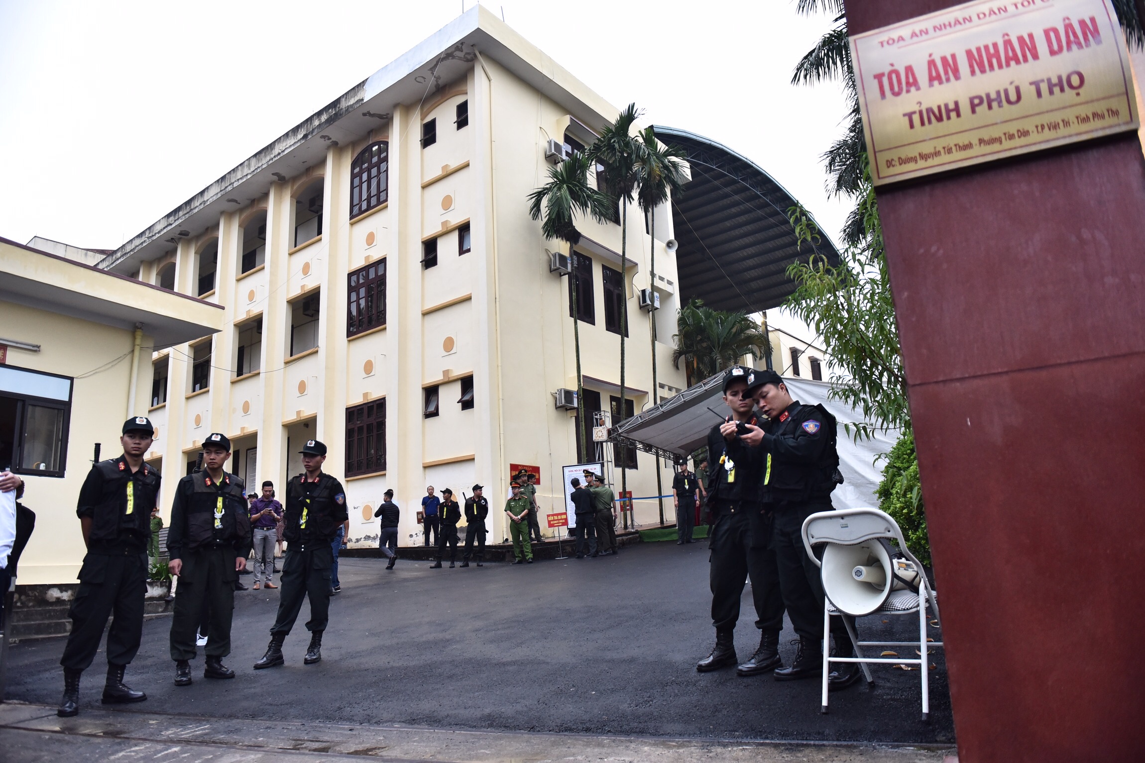 Khong khi truoc phien toa xet xu vu danh bac nghin ty hinh anh