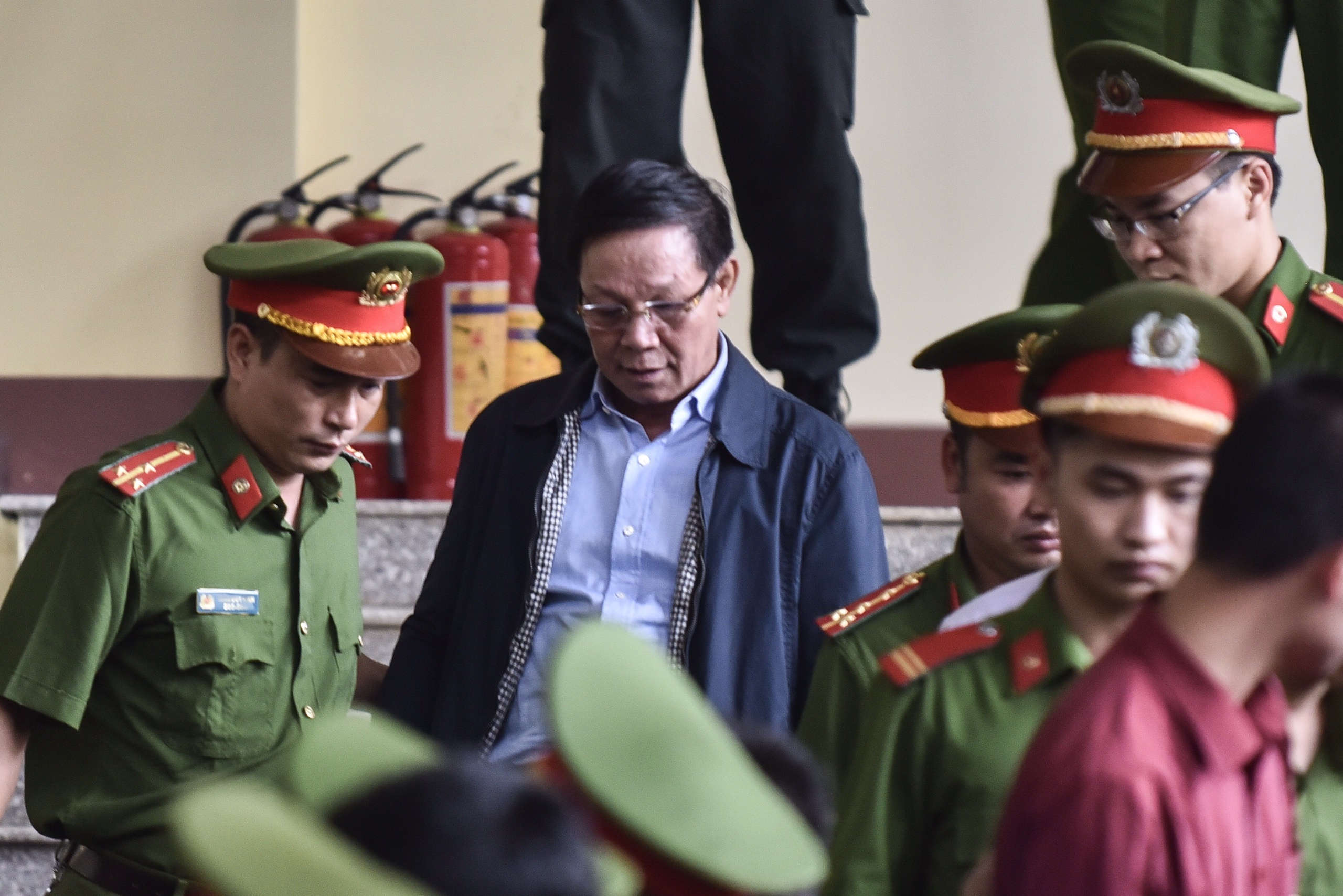 Cong an vay quanh ong Phan Van Vinh hinh anh