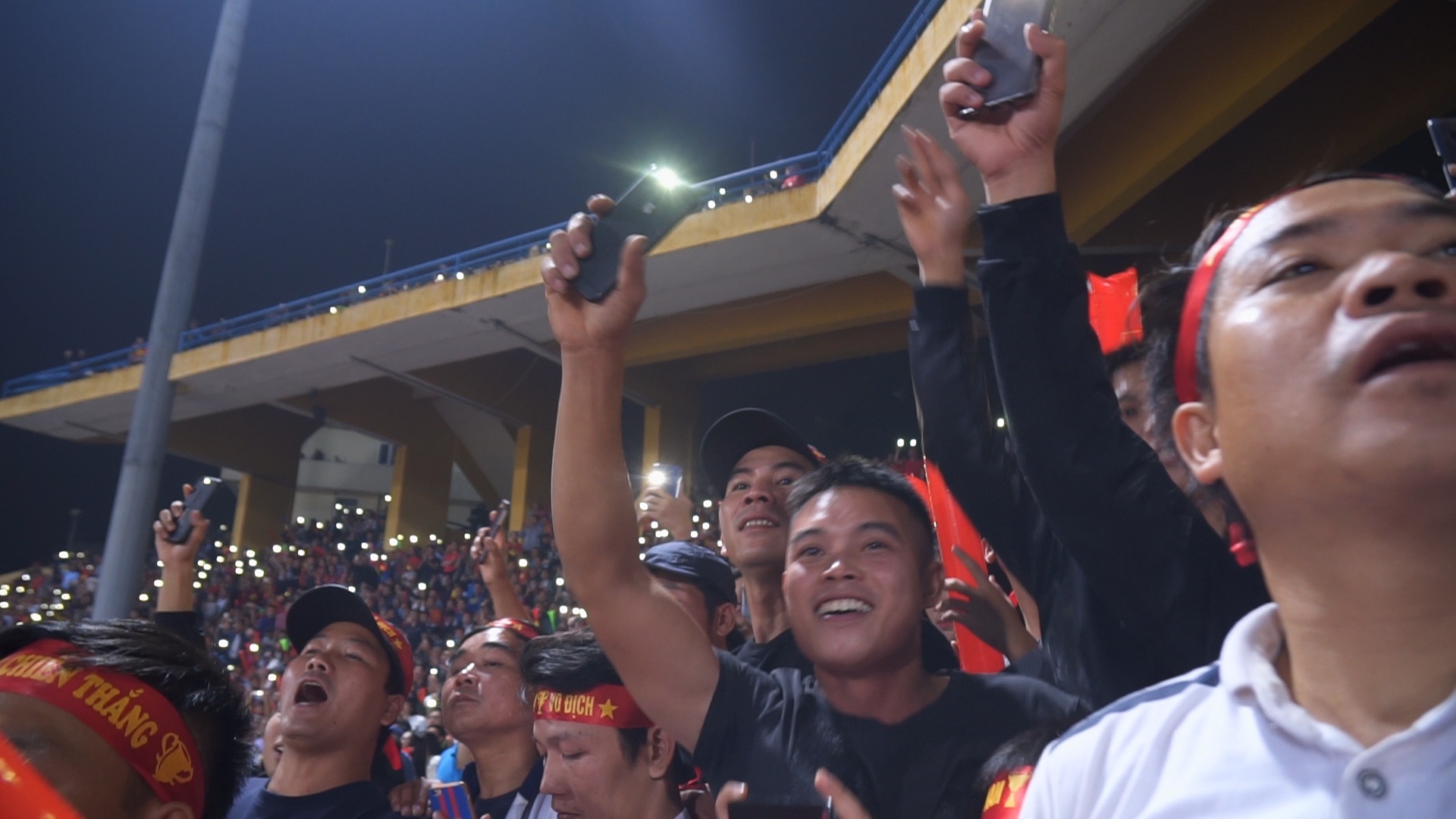 San Hang Day 'lung linh' den flash sau chien thang cua tuyen Viet Nam hinh anh