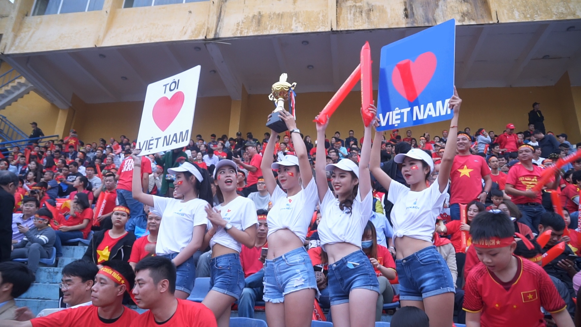 Co dong vien khuay dong khong khi ben trong san Hang Day hinh anh