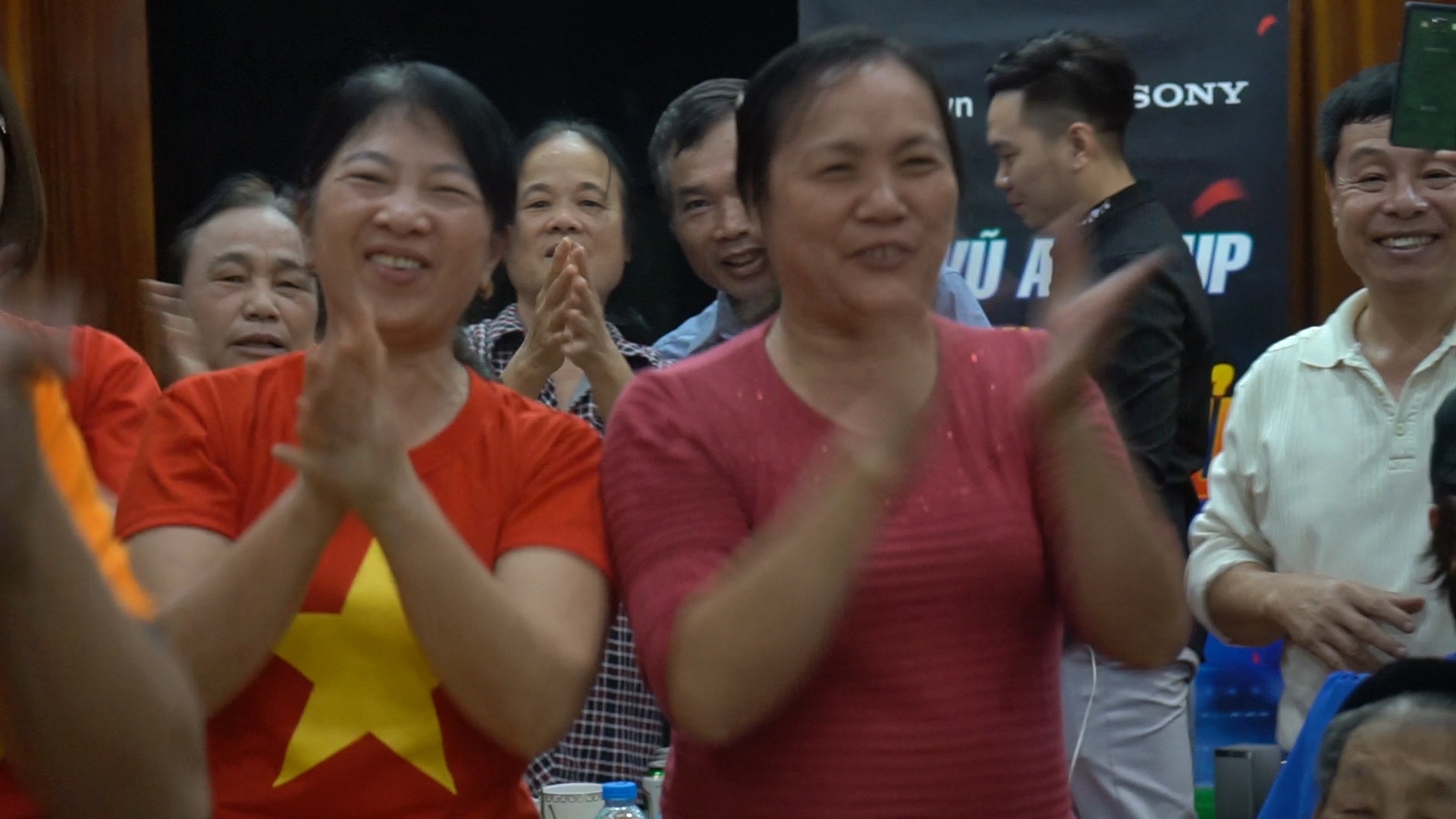 Me Xuan Truong an mung ban thang cua tuyen Viet Nam hinh anh