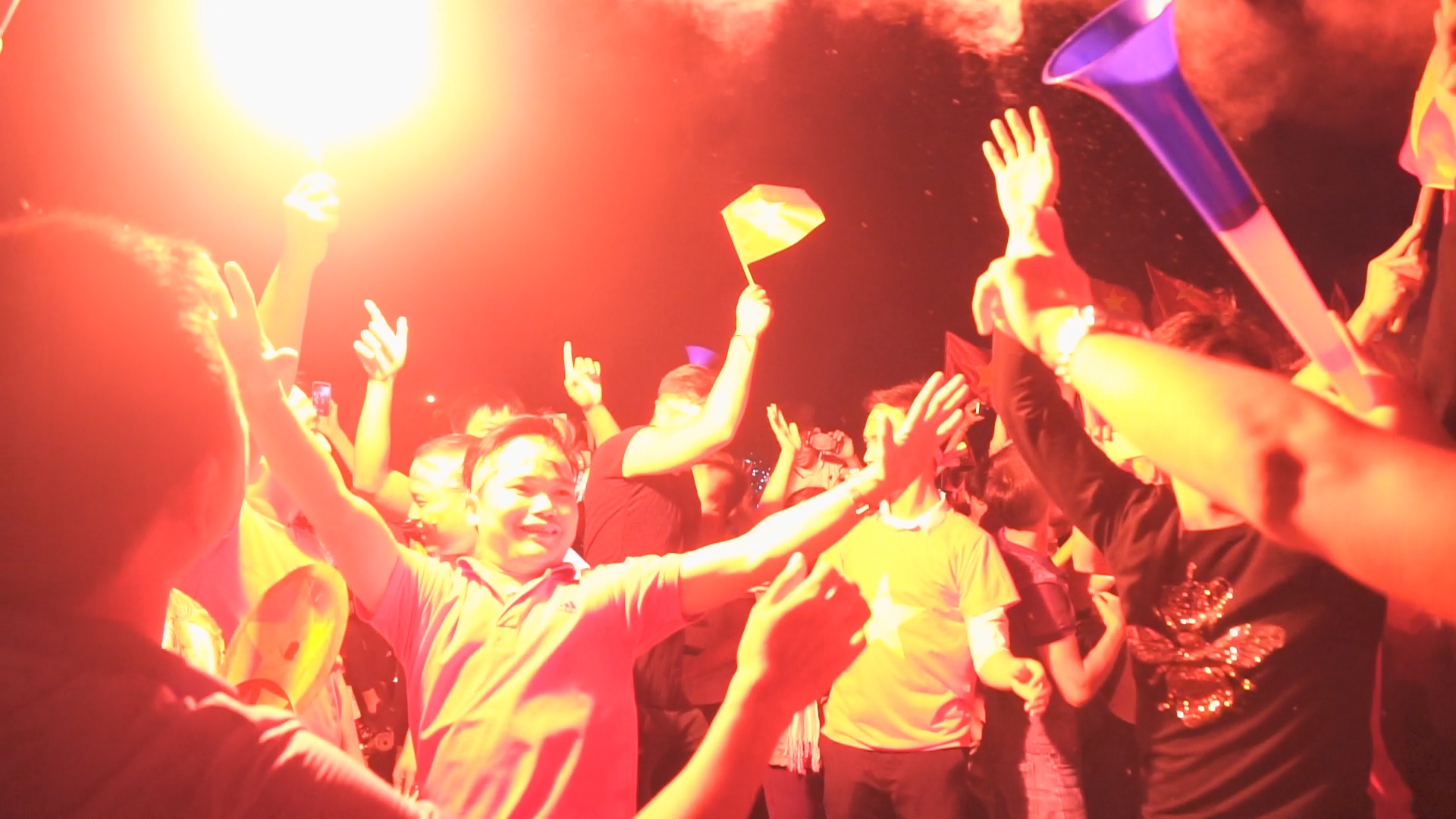 San My Dinh ruc do voi phao sang an mung ve vao chung ket hinh anh