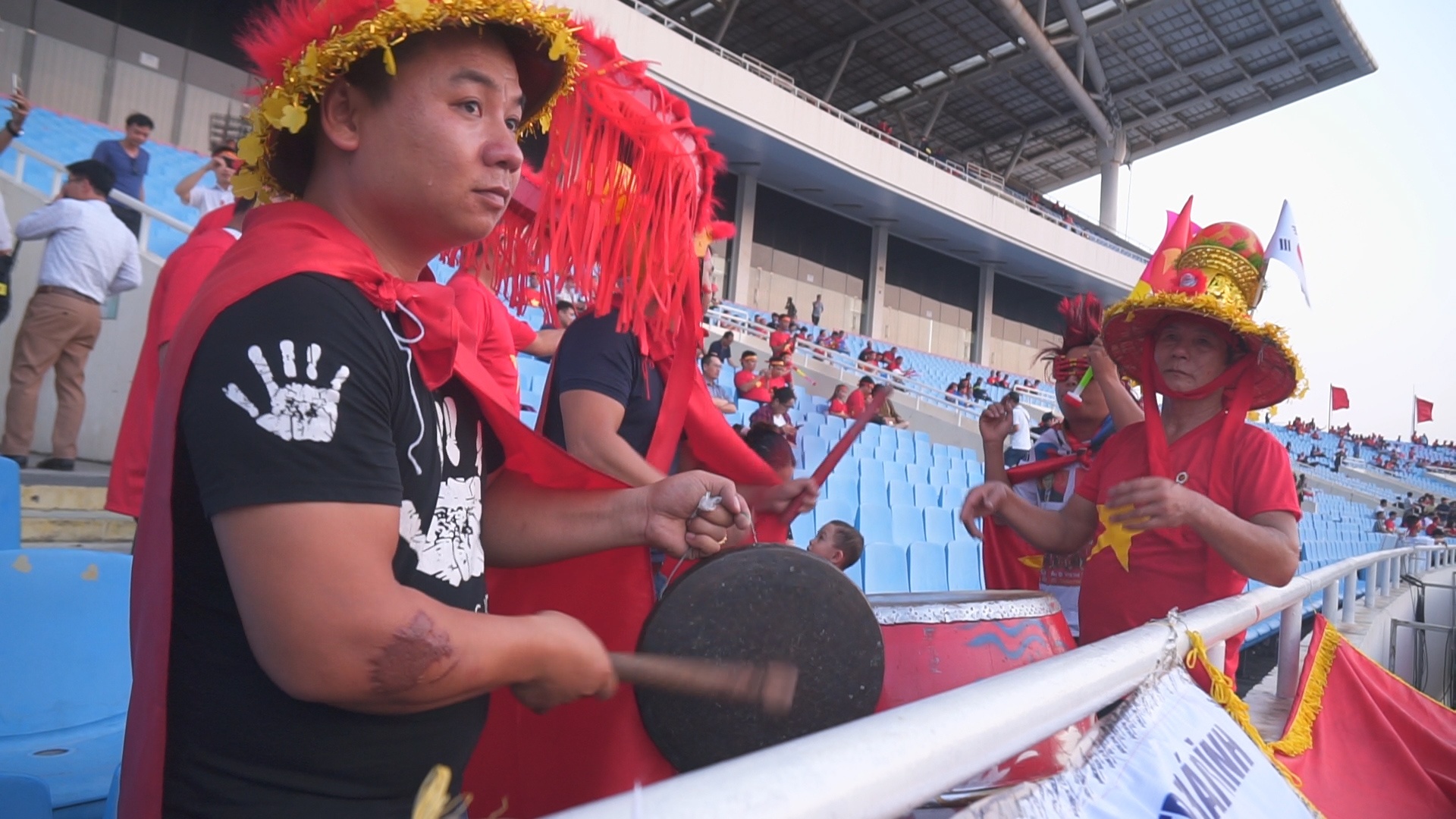 Khan dai san My Dinh bien thanh noi bieu dien 'le hoi hoa trang' hinh anh