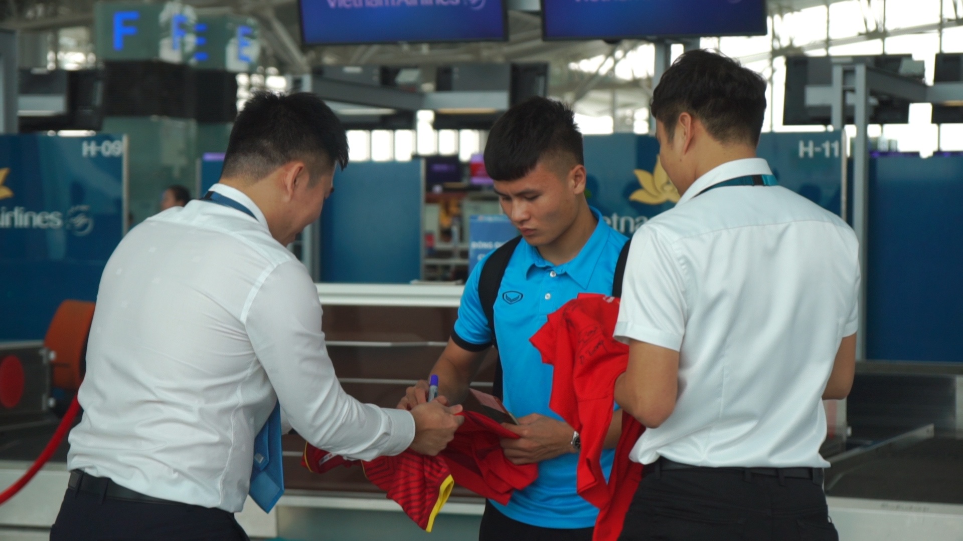 CDV xin chu ky Quang Hai truoc khi tuyen Viet Nam bay sang Malaysia hinh anh