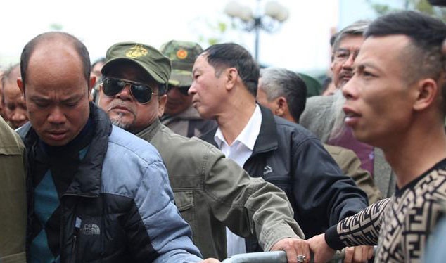 Hang tram thuong binh pha cua lao vao tru so VFF hinh anh