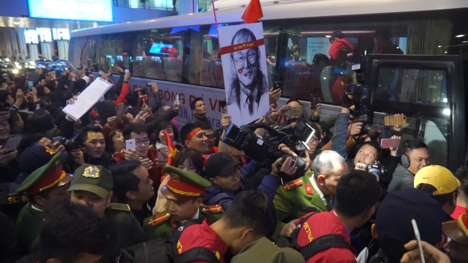 Nguoi ham mo 'bao vay' tuyen Viet Nam ngay tai san bay hinh anh