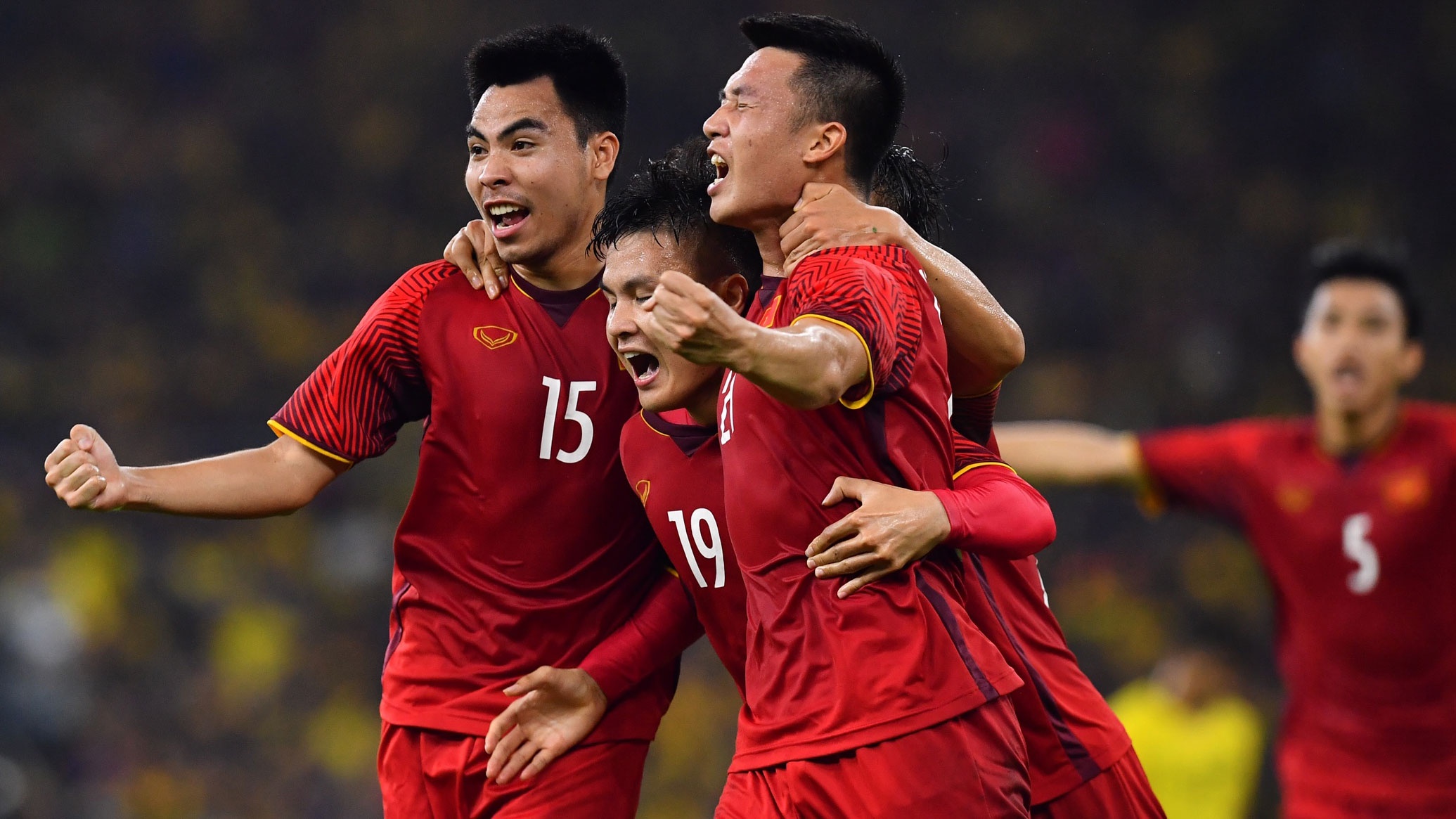 Hang trieu nguoi ham mo huong ve My Dinh cho chuc vo dich sau 10 nam hinh anh