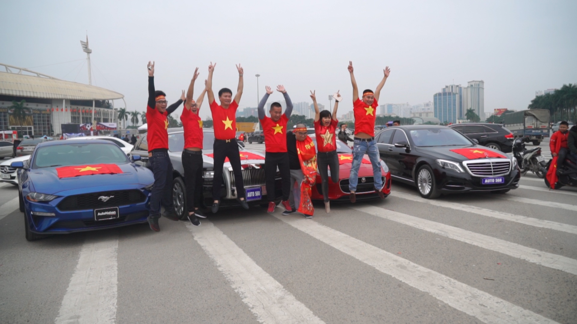 Dan xe sang den san My Dinh tu som co vu tuyen Viet Nam hinh anh