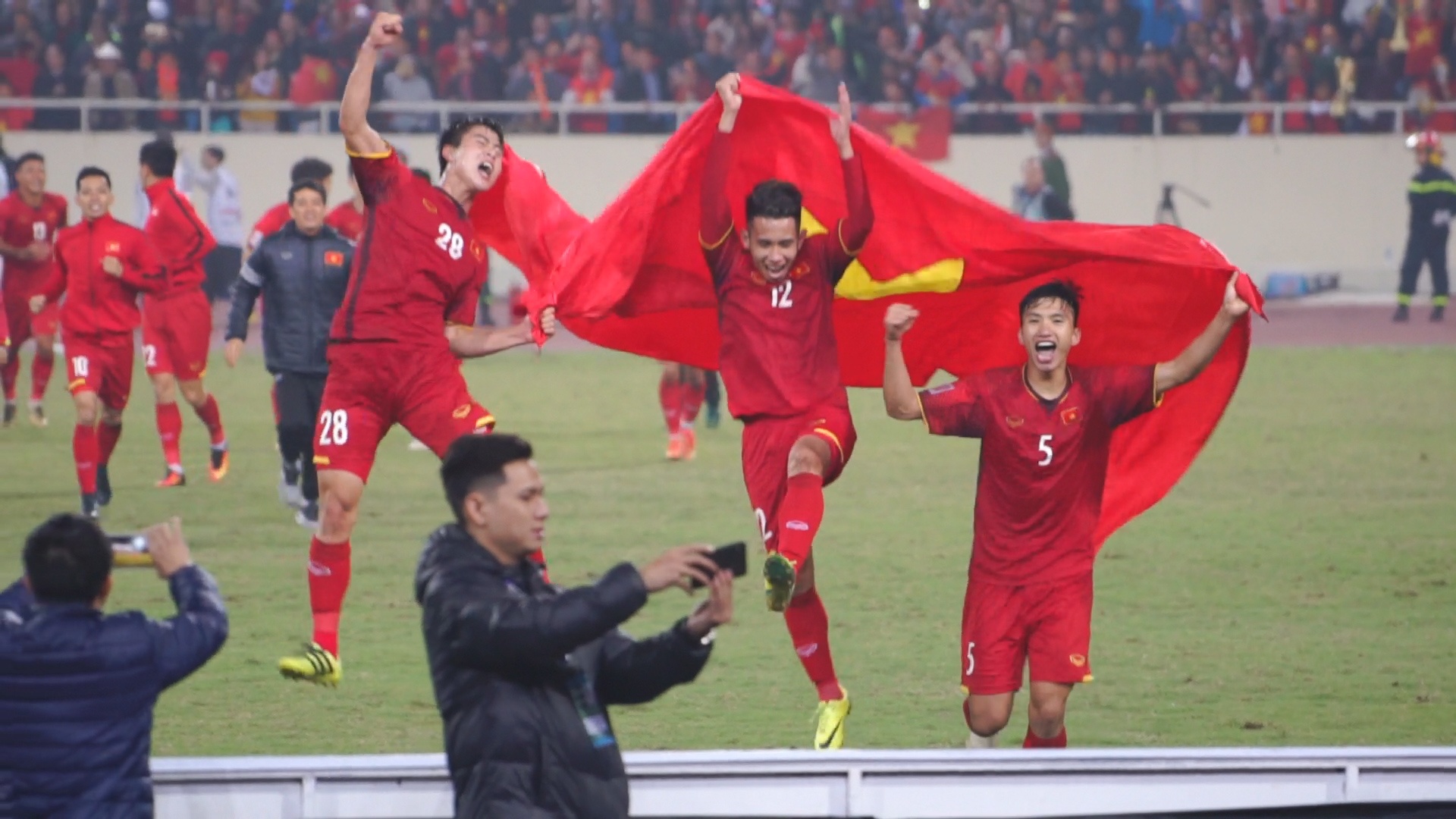 Cac cau thu cam co to quoc cam on nguoi ham mo hinh anh