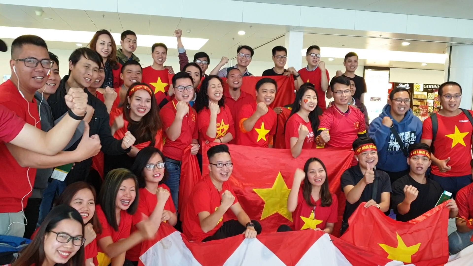 Gan 300 co dong vien bay sang UAE co vu tuyen Viet Nam hinh anh