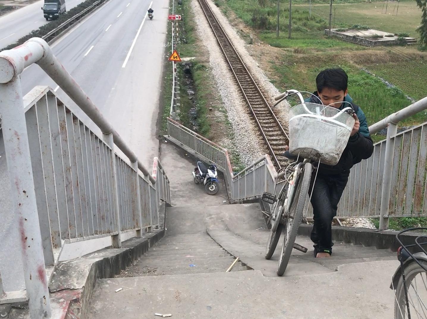 Cau di bo dan thang xuong long duong o noi xay ra tai nan 8 nguoi chet hinh anh