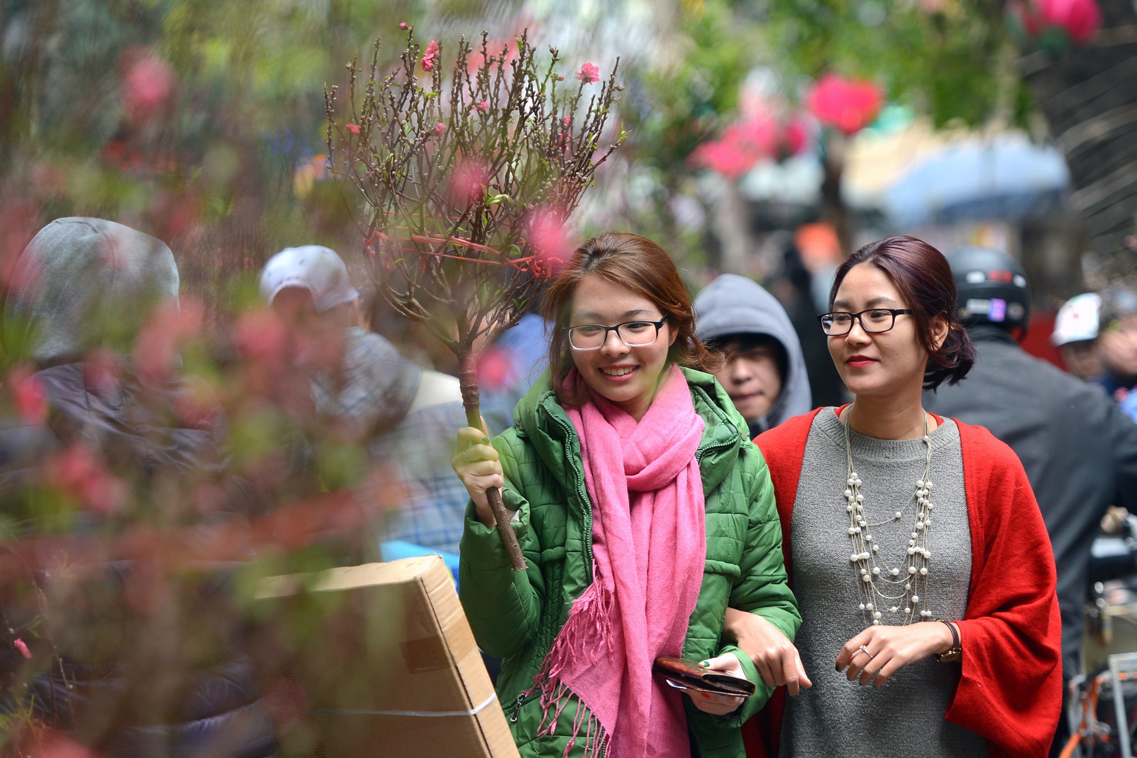Cho Hang Luoc nhon nhip, nhieu nguoi dao choi truoc Tet Ky Hoi hinh anh