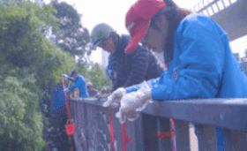 Nhom tinh nguyen vien giup nguoi dan tha ca, nem tro hinh anh