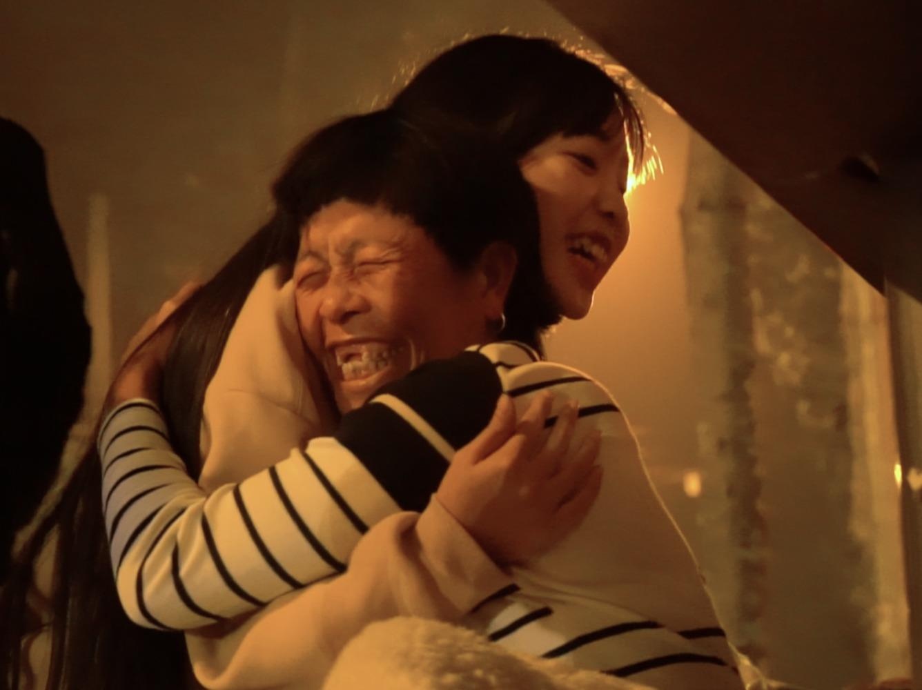 Nhom choi xe moto tang banh chung cho nguoi vo gia cu hinh anh