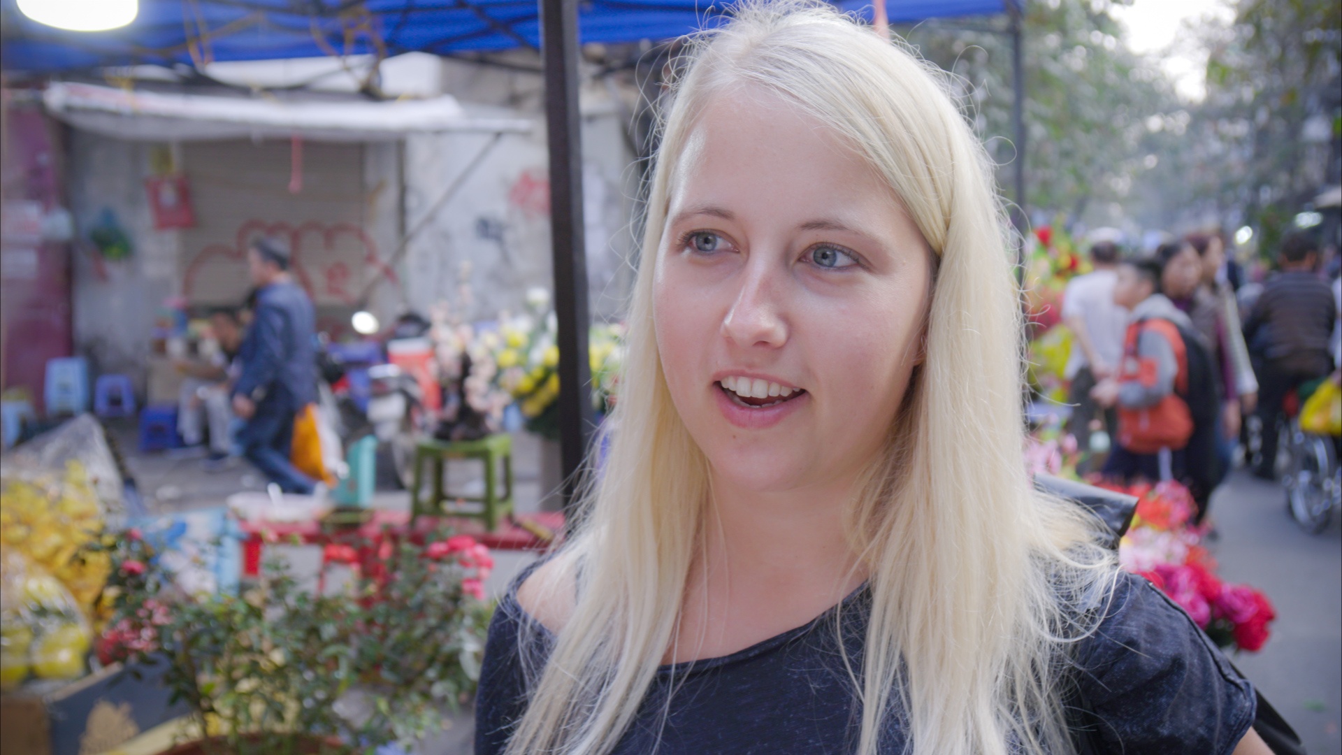 Khach Tay bat ngo khi ca tuyen pho co Ha Noi bien thanh cho hoa hinh anh