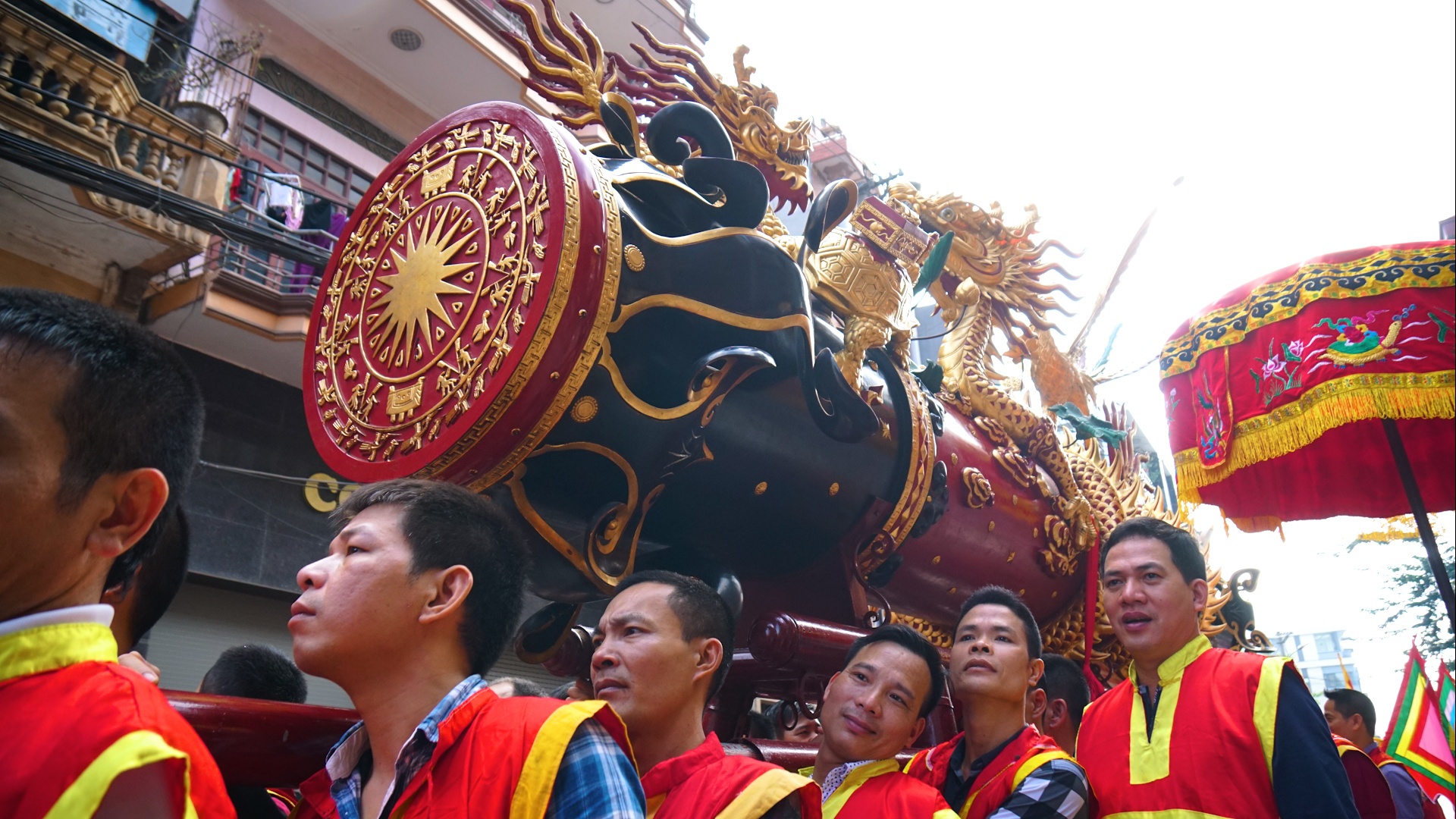 Doan nguoi 1 km ho reo, ruoc qua phao dai 6 m mung nam moi hinh anh