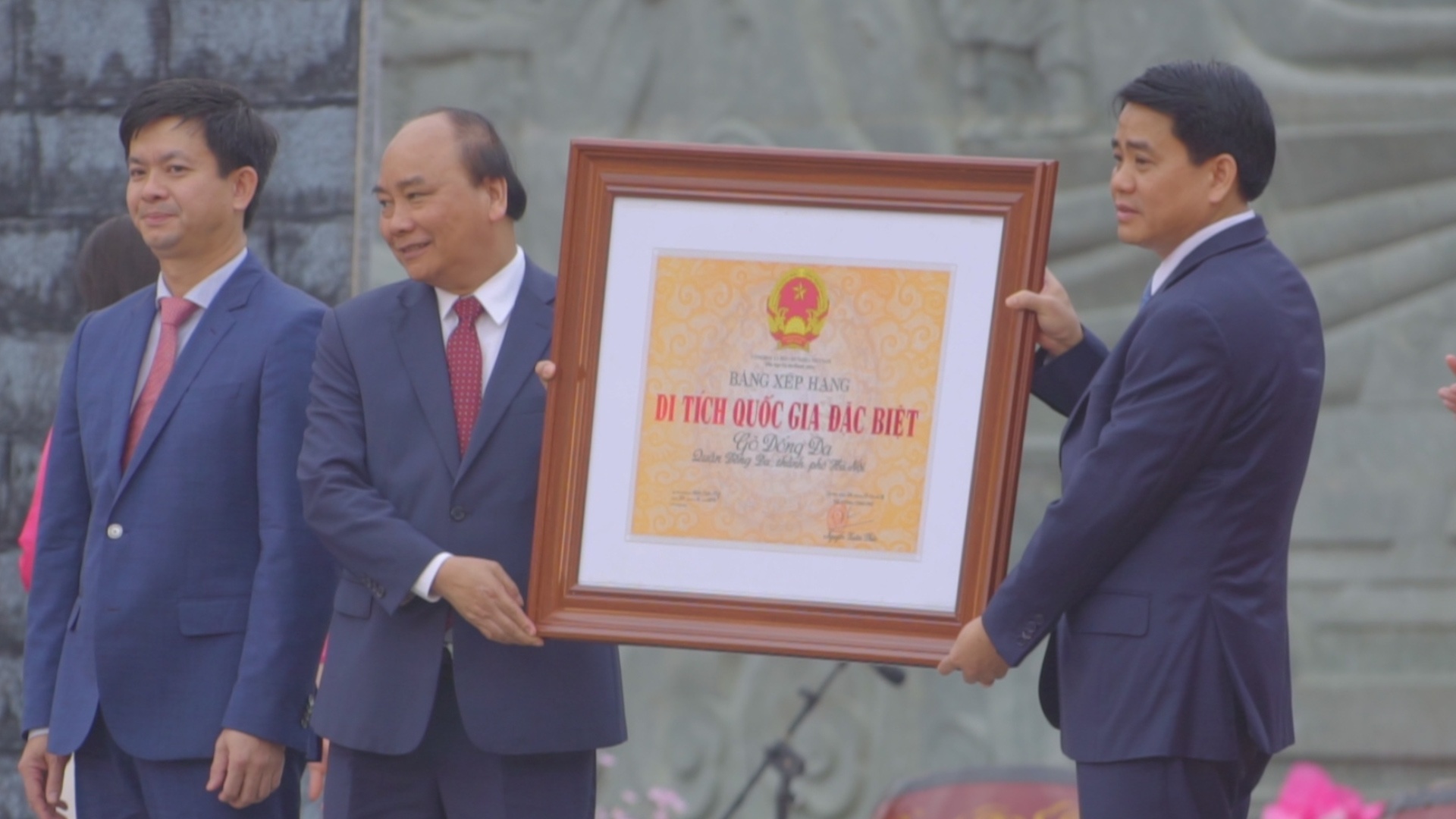 Thu tuong trao Bang xep hang Di tich quoc gia dac biet go Dong Da hinh anh