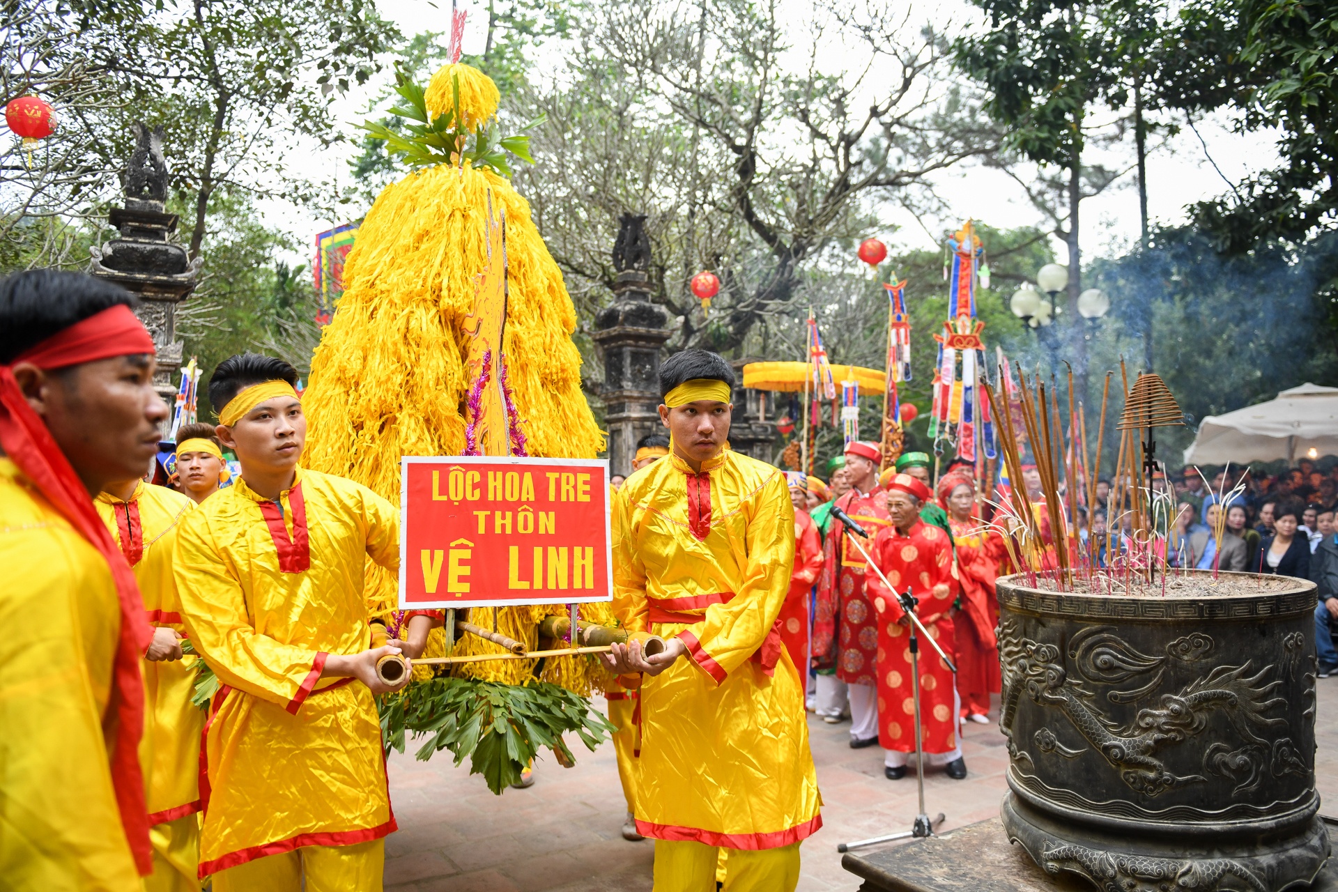 Hang chuc nguoi bao ve kieu hoa tre tai le hoi den Giong hinh anh