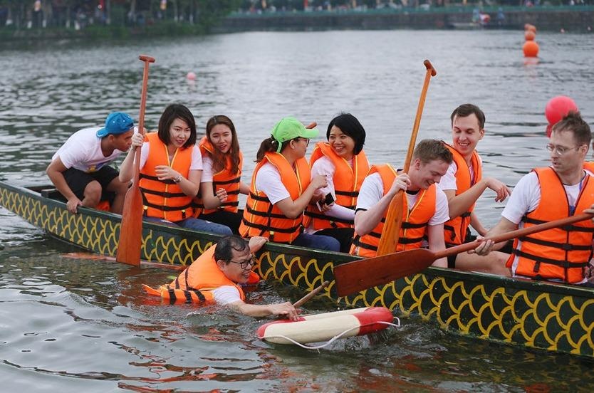 Pha rot xuong nuoc cua thanh vien doi dua thuyen Thuy Dien hinh anh