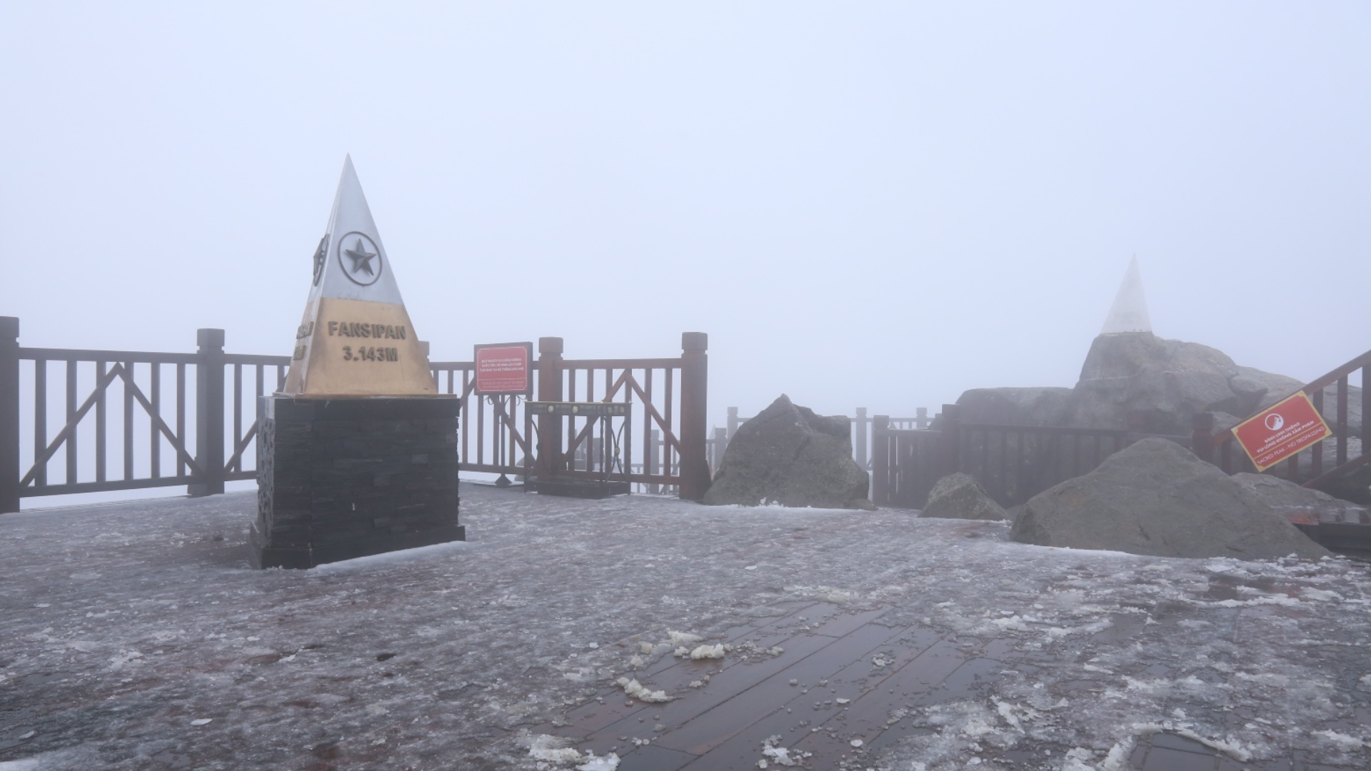 Tuyet bat ngo roi manh tren dinh Fansipan hinh anh