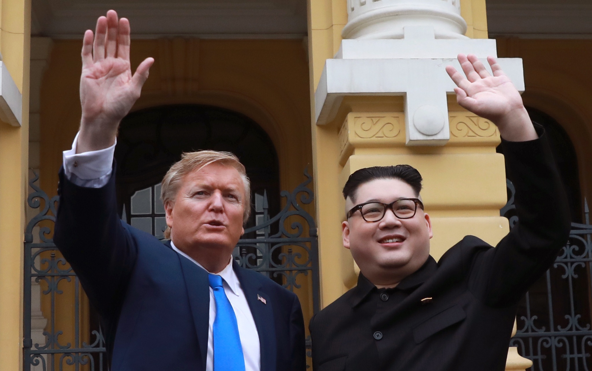 Bo doi Trump - Kim 'gia' xuat hien bat ngo tai Ha Noi hinh anh