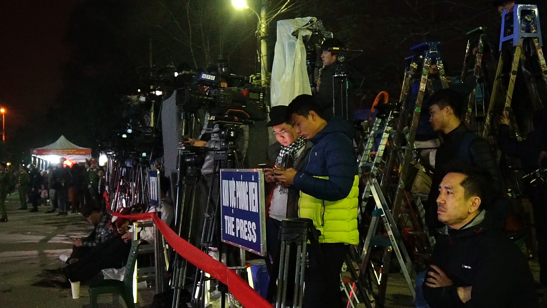 200 phong vien bam tru xuyen dem o ga Dong Dang bat chap mua lanh hinh anh