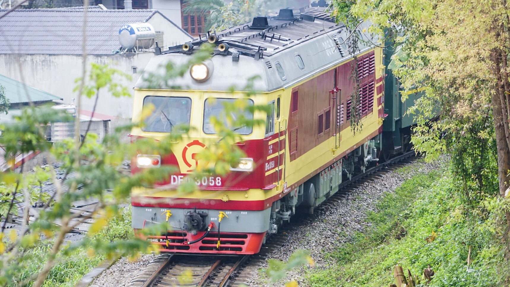 Tau boc thep cua ong Kim Jong Un qua bien gioi, tien ve ga Dong Dang hinh anh