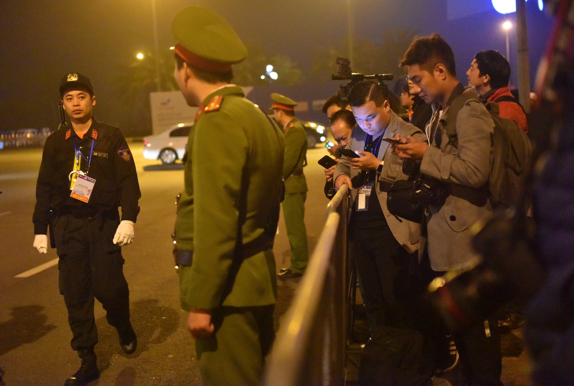 Khong khi tai Noi Bai truoc gio don Tong thong Trump hinh anh