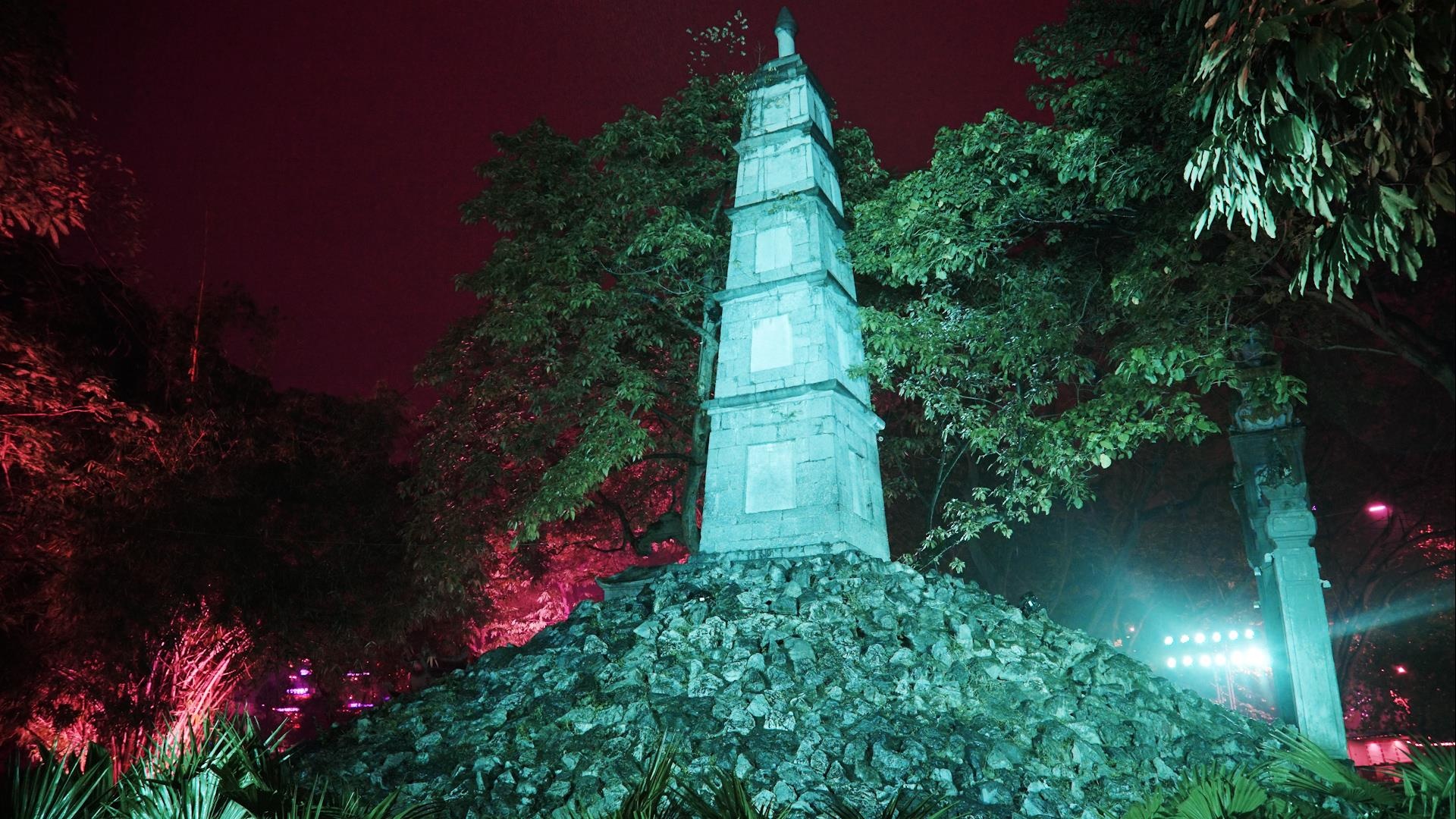 Thap But doi mau nhan ngay Quoc khanh Ireland hinh anh