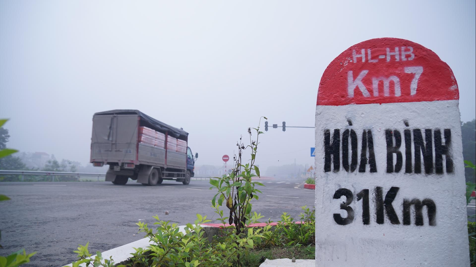 Nguy hiem rinh rap tren cao toc Hoa Lac - Hoa Binh hinh anh