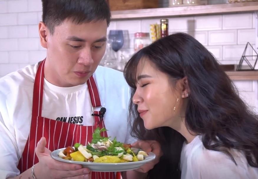 Hoc vo chong Kien Hoang nau mon ngon tu muc cho ngay nong nuc hinh anh