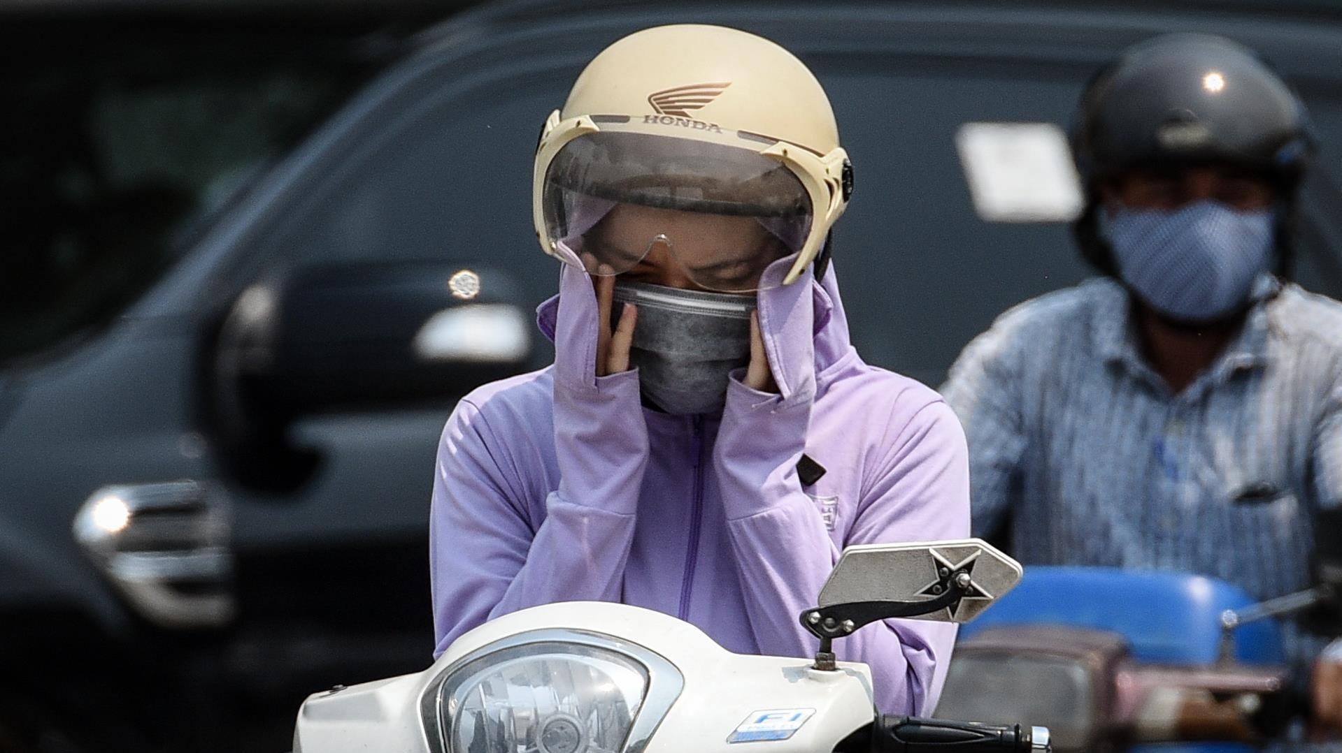 Ha Noi nong tren 43 do C vao giua trua hinh anh