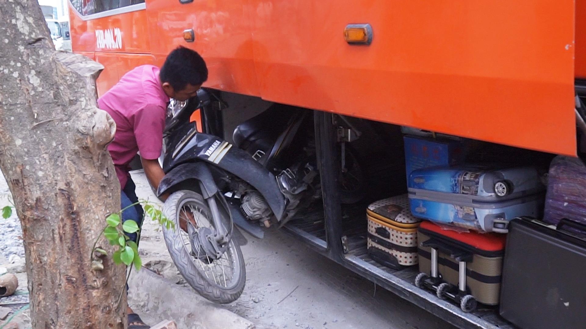 Nguoi dan 'nhet' ca xe may len khoang hang oto ve que dip nghi le hinh anh