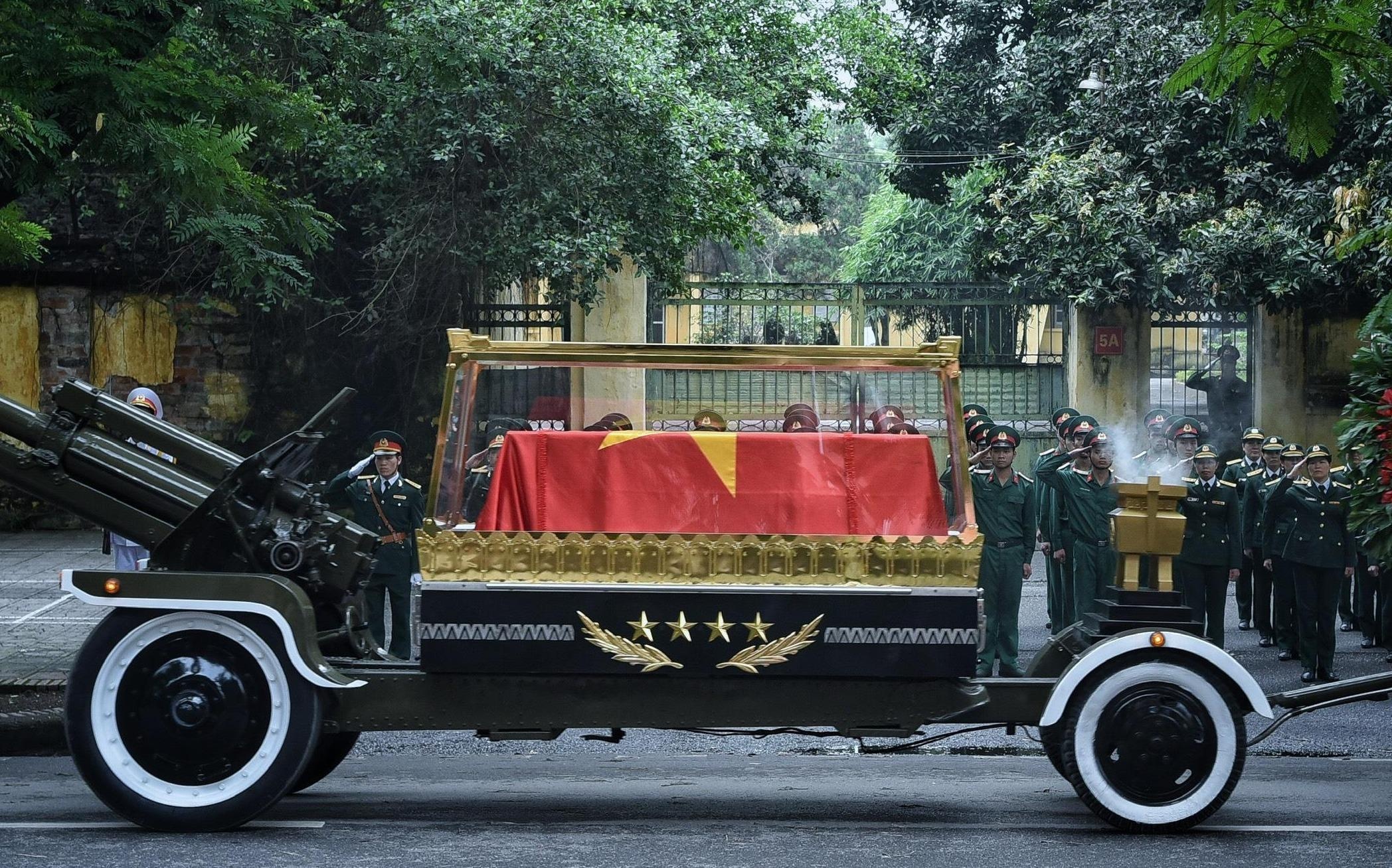 Linh xa dua linh cuu dai tuong Le Duc Anh tren duong pho Ha Noi hinh anh